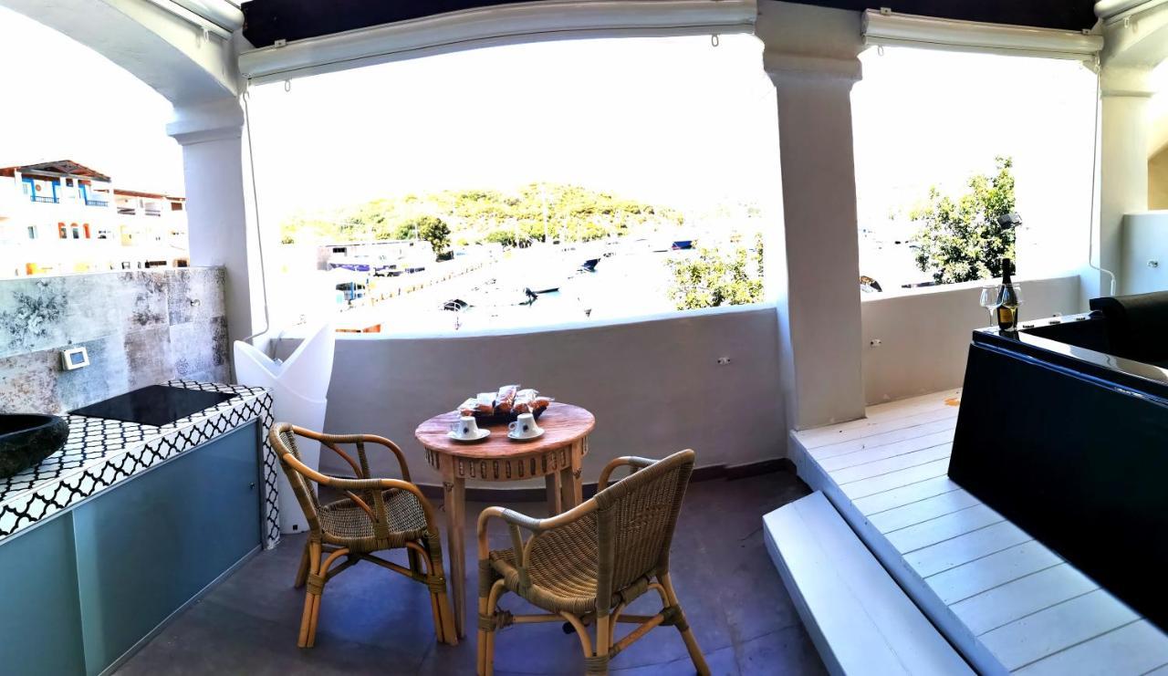 Relais Du Port Bed and Breakfast Santa Teresa Gallura Exteriör bild